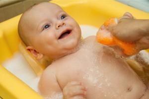 So baden Sie ein Neugeborenes: Tipps für junge Eltern