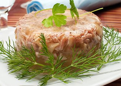 Come cucinare le gambe di maiale in gelatina: uno snack russo preferito