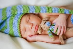 Колко спи новородено бебе: решаване на проблеми със съня