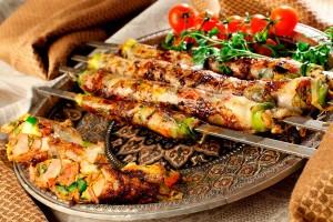 Lula kebab σε ένα όμορφο πιάτο