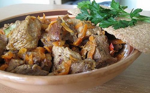 Ang steamed beef recipe sa isang mabagal na kusinilya: 2 mga teknolohiya para sa mabilis na pinggan