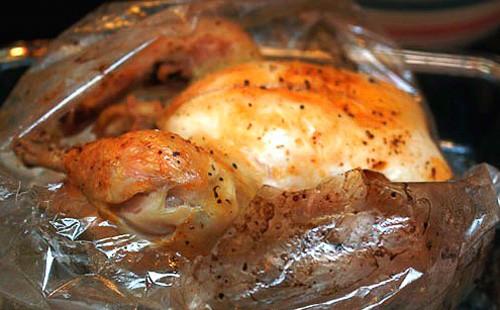 Pollo succoso e roseo nella manica del forno