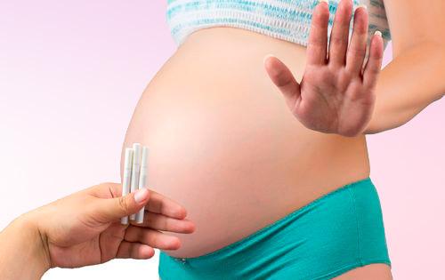 La ragazza incinta rifiuta le sigarette