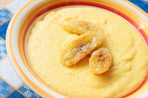Il porridge con fettine di banana farà piacere al bambino
