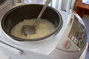 Il porridge di latte in una pentola a cottura lenta viene bollito rapidamente e facilmente.
