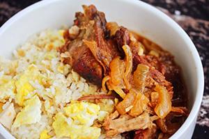 Ориз във филипински стил със зеленчуци и свинско месо в бяла купа