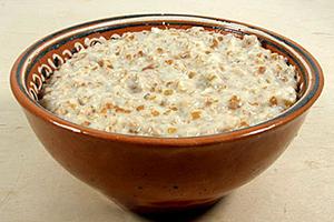 Porridge di grano classico in una ciotola di argilla