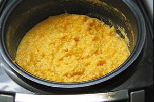 Porridge dorato in una ciotola multicooker
