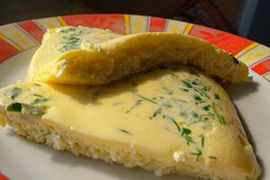 Matamis na omelet na may cottage cheese