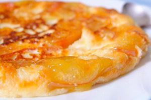 Omelet na may caramelized apple