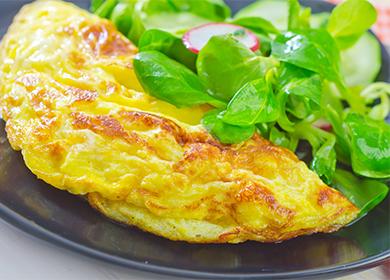 Colazione gustosa e nutriente: uova strapazzate con panna acida o panna