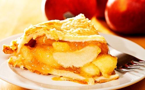 Fetta della torta di mele su un piatto