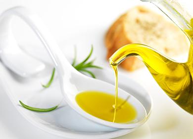 L'olio d'oliva in un cucchiaio