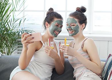 Due ragazze con le maschere sul viso.