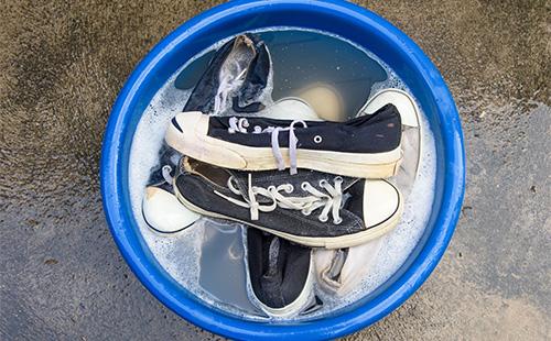 Ang mga sneaker sa isang palanggana na may tubig