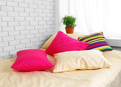 Cuscini multicolori sul letto