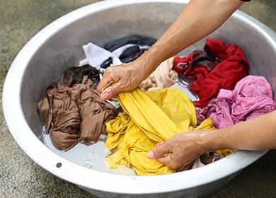 Schmutzige Wäsche in einem Becken waschen
