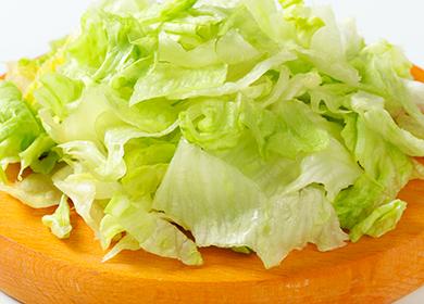 Gehackter Salat auf dem Brett