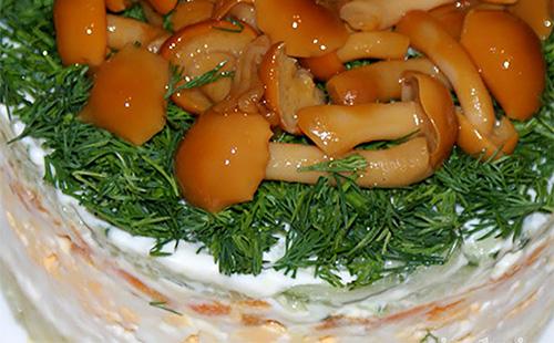 Mushroom salad na may mga kabute sa kagubatan