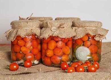 Κεράσι ντομάτες σε ένα βάζο
