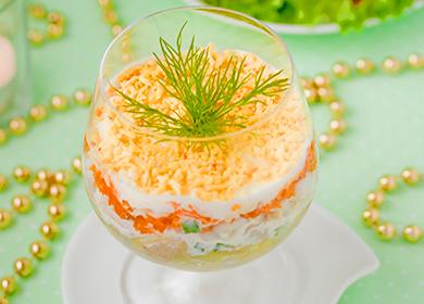 Blätterteig Salat mit Karotten, Mayonnaise, Käse und Kräutern in einem Glas