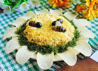 Insalata decorata con api commestibili.