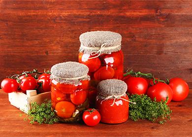 Мариновани домати в буркани с билки