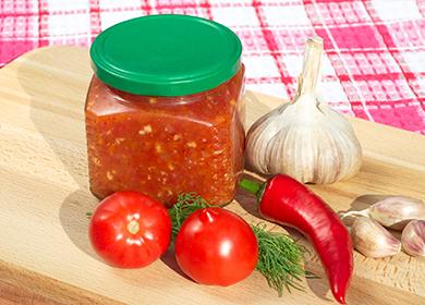Vasetto di salsa piccante e verdure