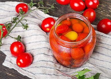 Eingelegte Tomaten für den Winter - wie in Salzlake eingelegt, süß, scharf, mit Pfeffer