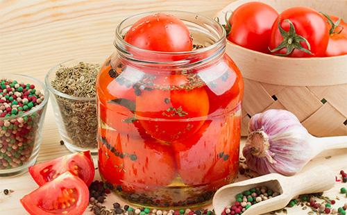 Schöne Tomatenkonserven in einem Glas