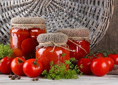 Красиви буркани с домати