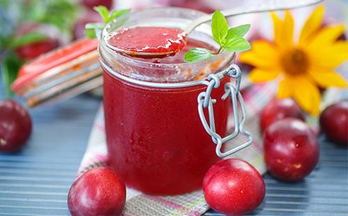 Red jam ng cherry plum