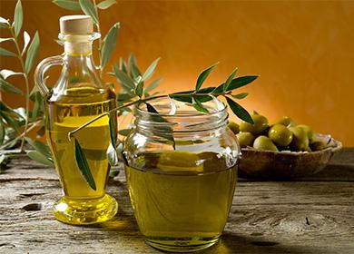 Olio d'oliva in un barattolo e una bottiglia