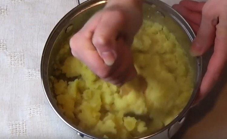 Paghaluin nang maayos ang mashed patatas, pagkamit ng isang pare-pareho na pare-pareho.