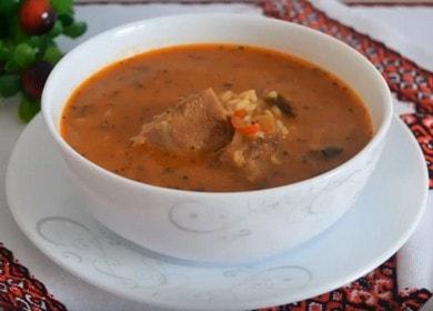 Stiamo preparando una classica zuppa di kharcho di manzo con riso secondo la ricetta con una foto.