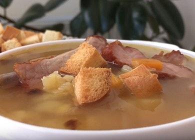 Cucinare la zuppa di piselli profumata con costolette affumicate secondo la ricetta con una foto.