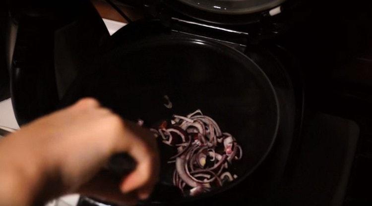Βάλτε τα κρεμμύδια σε μια βραδεία κουζίνα και τηγανίζετε μέχρι να μαλακώσετε.