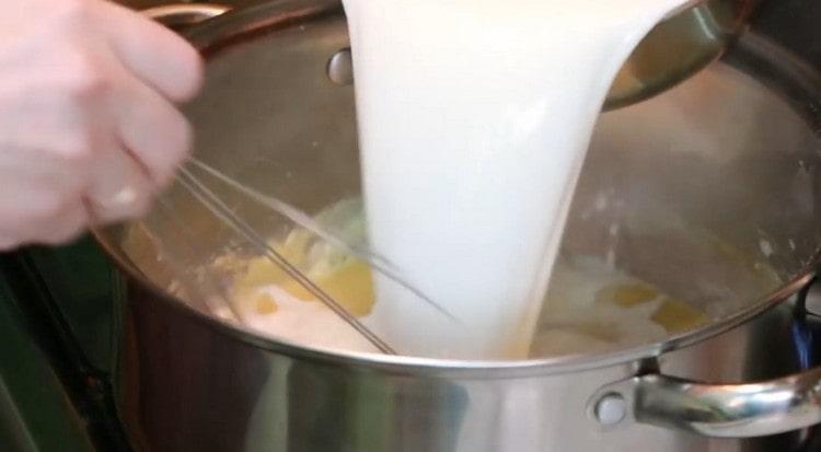 Aggiungi il latte e sbatti la salsa fino a che liscio.