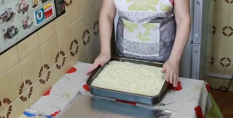 Coprire il piatto con fogli di lasagne, ungere con salsa besciamella e cospargere di formaggio.