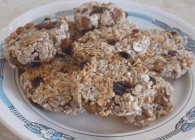 Μαγειρεύουμε απλά και νόστιμα μπισκότα oatmeal σε ένα τηγάνι σύμφωνα με τη συνταγή με μια φωτογραφία.