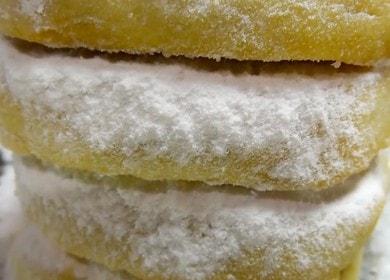 Cottura di biscotti di pasta frolla croccanti su margarina secondo la ricetta con una foto.