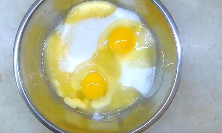 Eier und Zucker zum abgekühlten Öl geben.