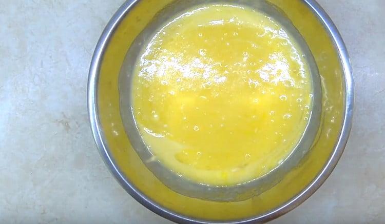 Rühren Sie die Butter mit Zucker und Eiern um.