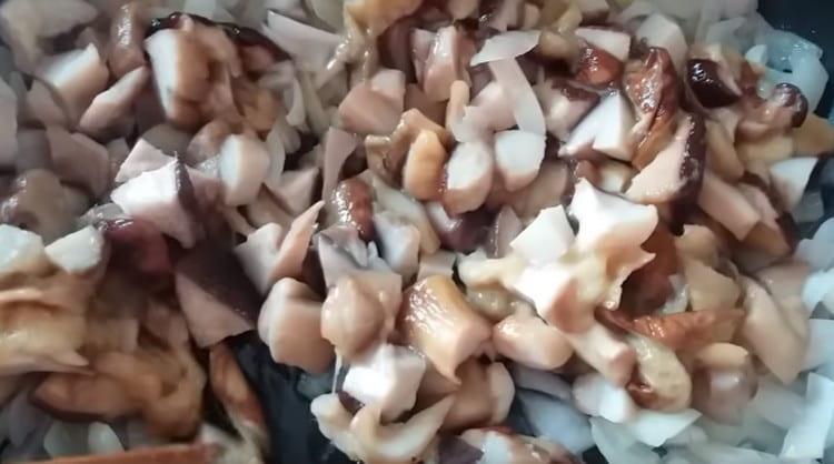 Aggiungere i funghi nella padella alla cipolla, friggere, salare e pepare.