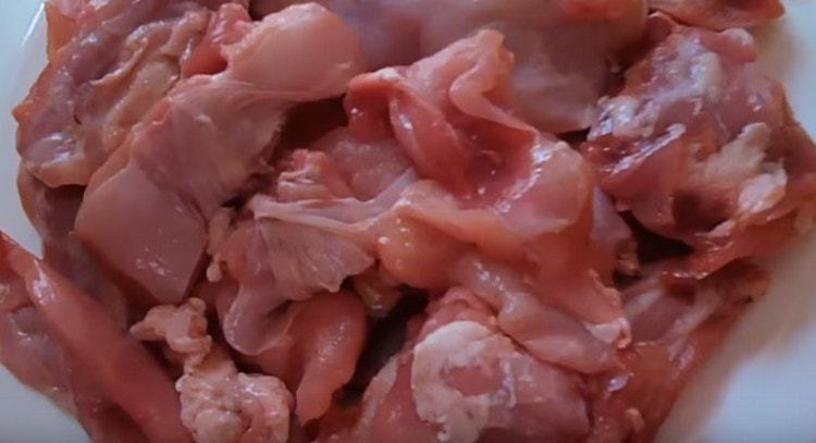 Tagliare la carne di coniglio a pezzi.