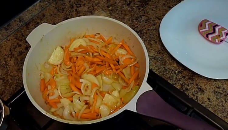 Friggere le cipolle tritate separatamente con le carote in una padella.
