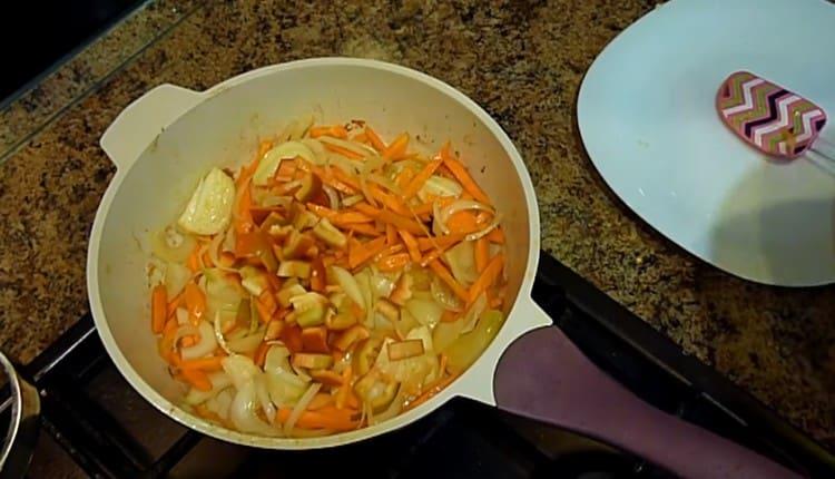 Tritiamo il peperone e aggiungiamo la padella alle carote e alle cipolle.