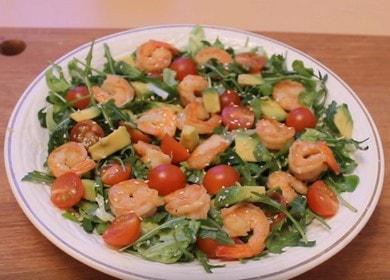 Kochen Sie einen köstlichen Salat mit Avocado und Garnelen nach Rezepten mit Schritt-für-Schritt-Fotos.