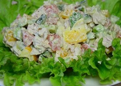 Delicata insalata con avocado e pollo: cuciniamo secondo la ricetta con una foto.