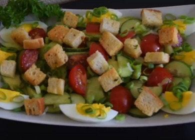 Salat mit Avocado, Ei und Gemüse - ein wohlriechendes, schönes und sehr schmackhaftes Gericht